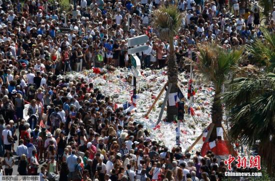 尼斯所在地區(qū)的官員稱，在肇事卡車上發(fā)現(xiàn)了槍支和其他更重型的武器。法國警方稱，在卡車上發(fā)現(xiàn)了屬于一名31歲的突尼斯裔法國人的身份證明。目前，卡車司機(jī)的身份鑒別工作仍在進(jìn)行。