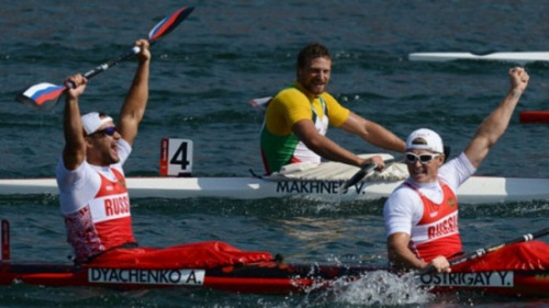 被禁止參加里約奧運(yùn)的俄羅斯運(yùn)動員亞歷山大·季亞琴科(前左)曾在2012年倫敦奧運(yùn)獲得200米男子雙人劃金牌。 