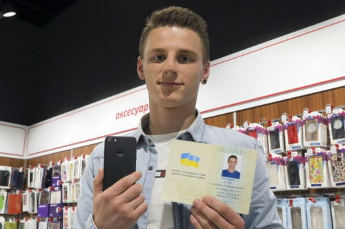 改名免費(fèi)換手機(jī)：烏克蘭小伙把名字改成“iPhone7”