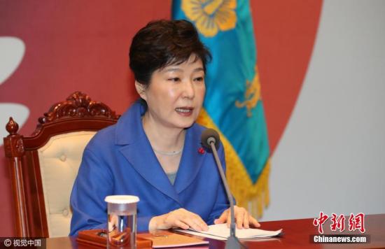 當(dāng)?shù)貢r間12月9日，韓國首爾，韓國國會通過總統(tǒng)彈劾案后，樸槿惠與韓國總理黃教安一起現(xiàn)身，與國務(wù)委員會面交談。當(dāng)天，韓國國會表決通過樸槿惠彈劾案，她將被立即停職，并由總理代行總統(tǒng)職責(zé)。圖片來源：視覺中國