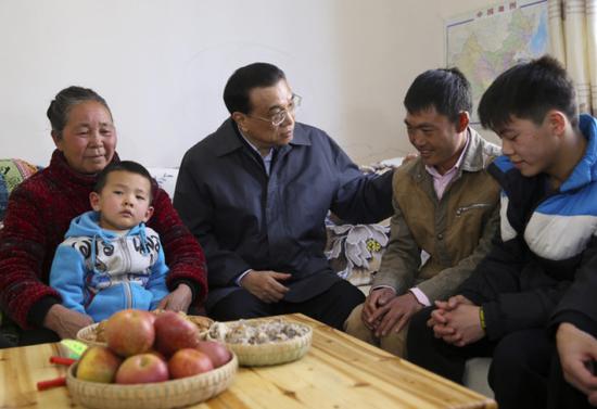 1月23日下午，李克強(qiáng)重返云南昭通魯?shù)?，在龍頭山鎮(zhèn)甘家寨安置點(diǎn)考察災(zāi)后恢復(fù)重建情況時，走進(jìn)了甘永榮家中。