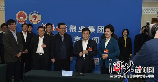 趙克志張慶偉看望我省全國兩會報道新聞工作者 趙克志張慶偉看望我省全國兩會報道新聞工作者