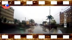 雨天路滑 電動(dòng)車滑到險(xiǎn)被車撞