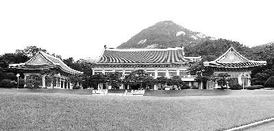 首爾中央政府大樓(左)與青瓦臺(tái)(右)。