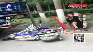 騎電動(dòng)車玩手機(jī) 追尾大貨車