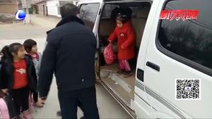 瘋狂黑校車嚴(yán)重超載，6座金杯車竟搭乘18人