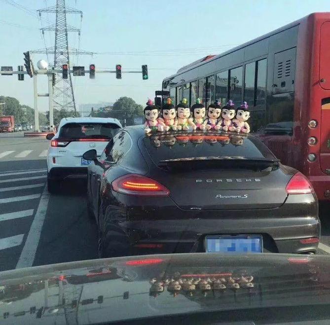 車主注意！車上貼了這種東西，引發(fā)事故要負(fù)全責(zé)