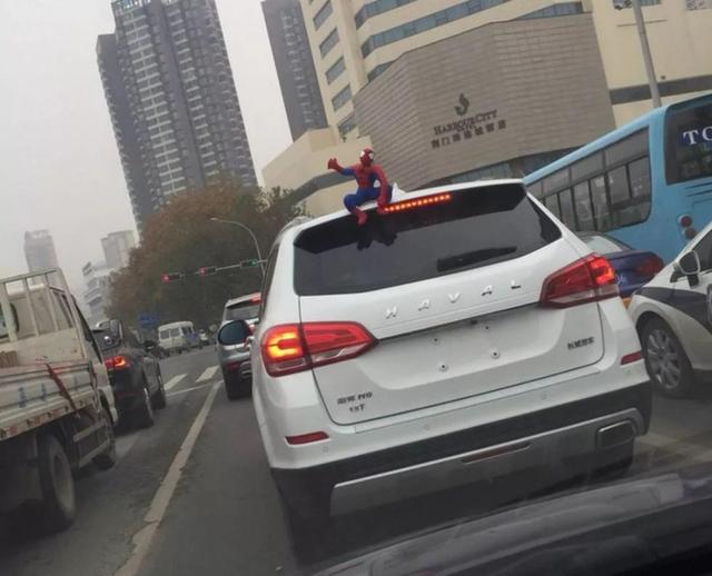 車主注意！車上貼了這種東西，引發(fā)事故要負(fù)全責(zé)