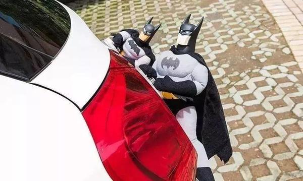 車主注意！車上貼了這種東西，引發(fā)事故要負(fù)全責(zé)