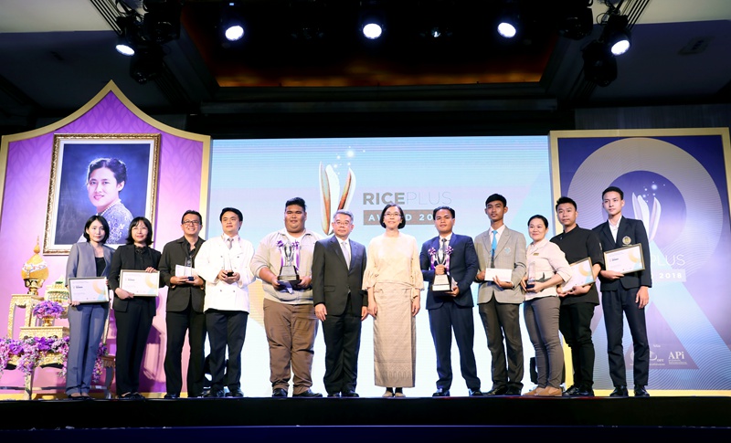 “2018年稻米大獎(jiǎng)”頒獎(jiǎng)典禮上，獲獎(jiǎng)?wù)吆皖C獎(jiǎng)嘉賓——泰國(guó)商務(wù)部副部長(zhǎng)楚迪馬的合影。趙益普攝