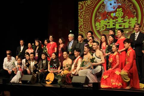 演職人員與嘉賓合影。（主辦方供圖）