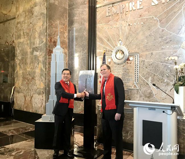 圖為中國駐紐約總領(lǐng)事黃屏與帝國大廈集團(tuán)總裁兼首席運(yùn)營官凱斯勒共同啟動紐約帝國大廈慶祝中國農(nóng)歷新年點(diǎn)燈儀式。李曉宏攝