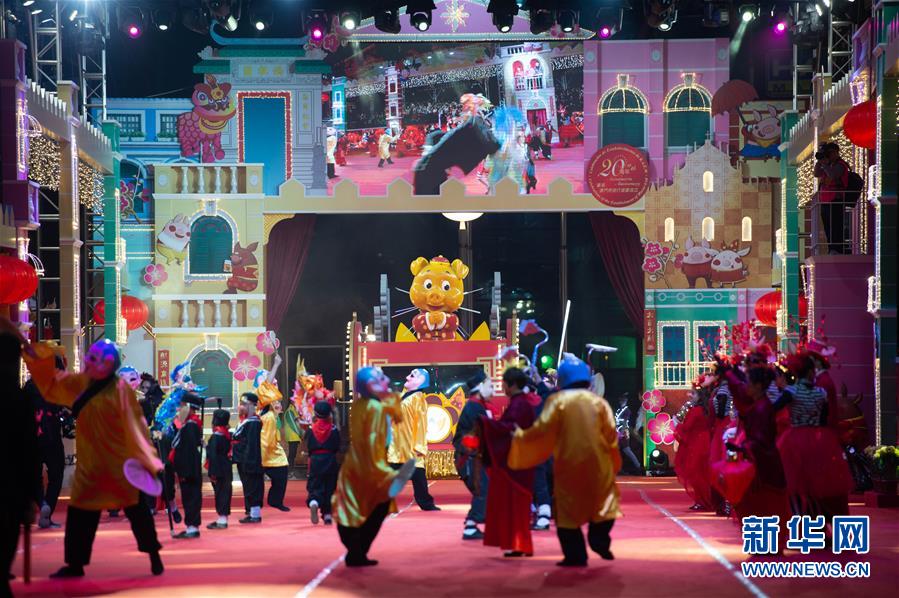 這是2月7日拍攝的“金豕報(bào)歲喜回家2019農(nóng)歷新年花車匯演”活動(dòng)上的花車。 2月7日是農(nóng)歷大年初三，澳門特區(qū)慶祝春節(jié)的重頭活動(dòng)“金豕報(bào)歲喜回家2019農(nóng)歷新年花車匯演”亮相，精彩的演出和歡樂的氣氛吸引市民和游客爭(zhēng)相觀看。 新華社記者 張金加 攝