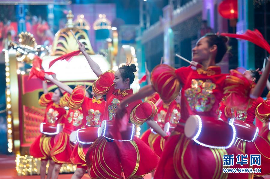 2月7日，演員在“金豕報(bào)歲喜回家2019農(nóng)歷新年花車匯演”活動(dòng)上表演。 當(dāng)日是農(nóng)歷大年初三，澳門特區(qū)慶祝春節(jié)的重頭活動(dòng)“金豕報(bào)歲喜回家2019農(nóng)歷新年花車匯演”亮相，精彩的演出和歡樂的氣氛吸引市民和游客爭(zhēng)相觀看。 新華社記者 張金加 攝