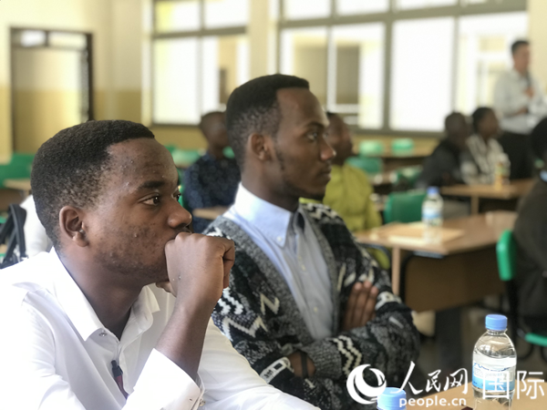 當(dāng)?shù)貢r(shí)間4月8日，阿里巴巴商學(xué)院在盧旺達(dá)首都基加利進(jìn)行宣講面試 