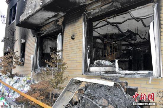 當?shù)貢r間7月20日，日本京都動畫工作室遭遇大火后，著火建筑物內部曝光，房間內四面墻壁焦黑一片，鐵制扶手樓梯彎曲變形。