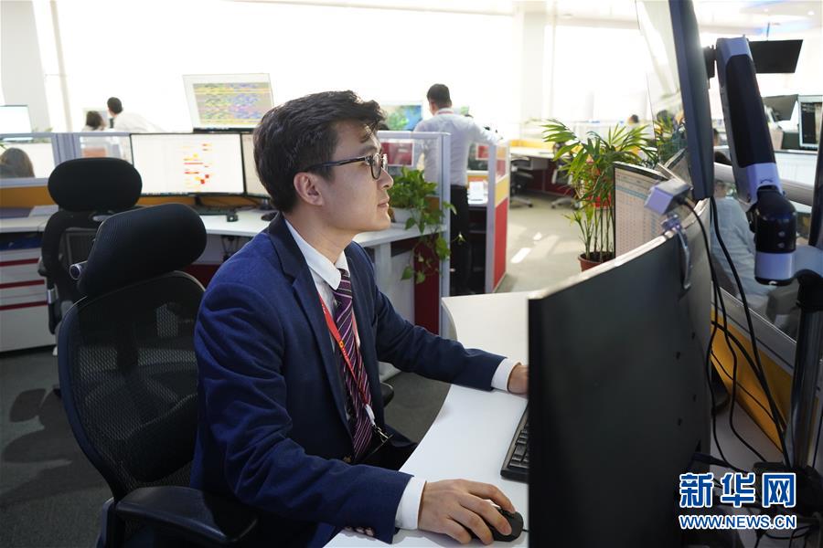 (關(guān)注春運·圖文互動)(1)有一種堅守 叫為了團聚的別離