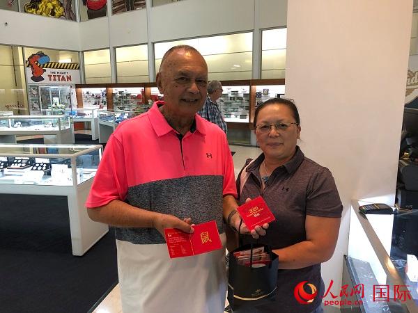 戈德特?馬安夫婦在向記者展示購(gòu)買的5套鼠年紀(jì)念幣 (陳效衛(wèi)攝)